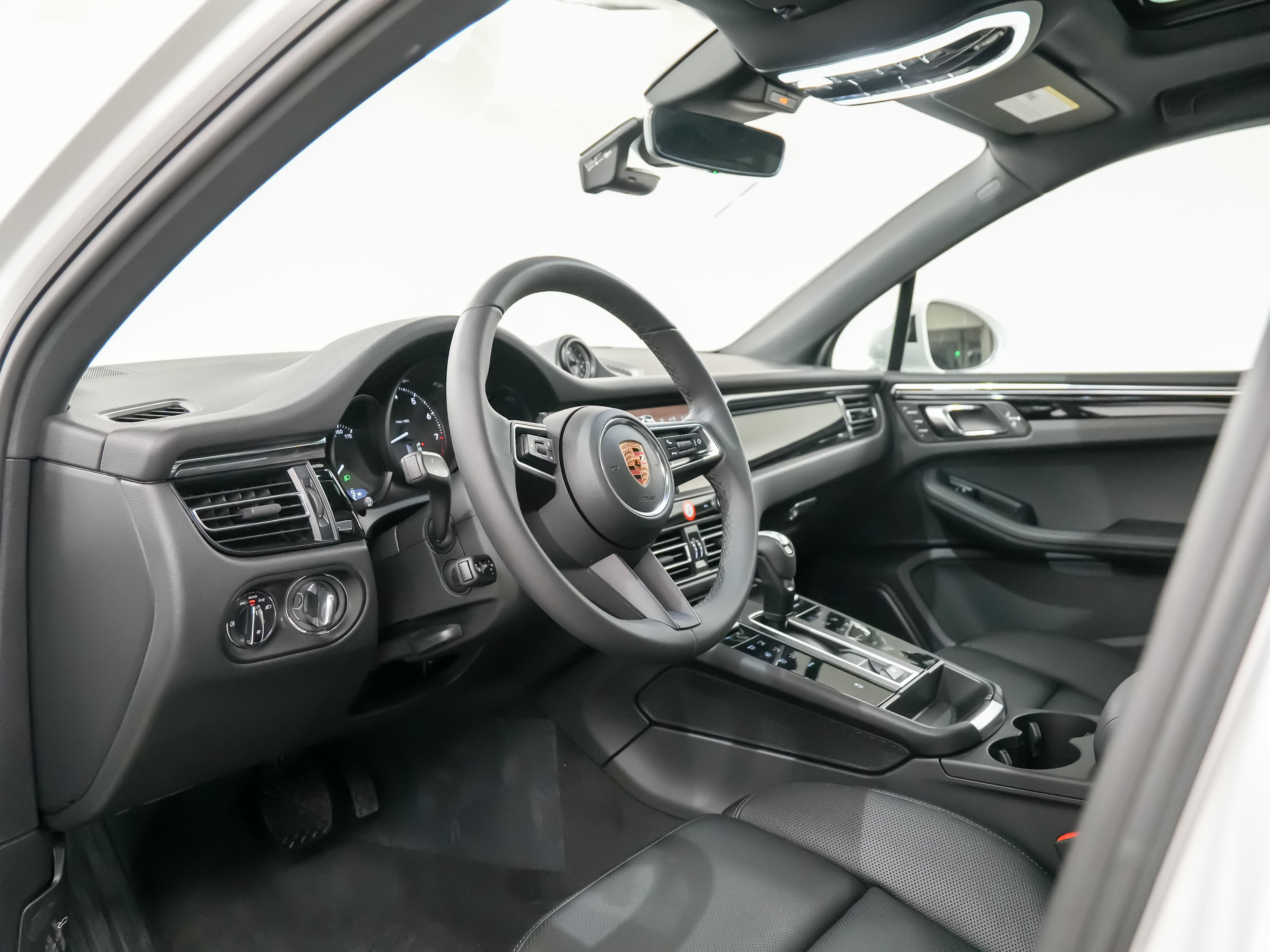 Certified 2026 Porsche Macan AWD/4WD image 4
