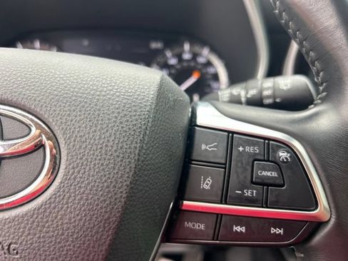 Used 2021 Toyota Highlander XLE AWD/4WD image 24