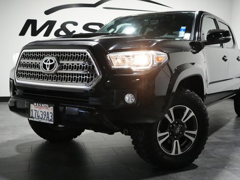 Used 2017 Toyota Tacoma TRD Sport w/ Premium & Technology Package image 2