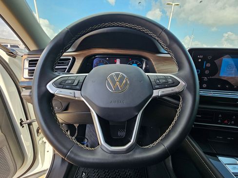 Used 2024 Volkswagen Atlas SE FWD image 16