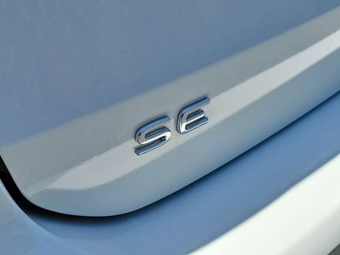 Used 2024 Volkswagen Taos SE w/ Panoramic Sunroof Package FWD image 5