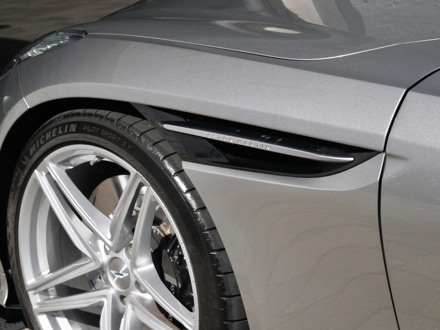 Used 2024 Aston Martin DB12 Coupe RWD image 9