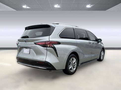 Used 2022 Toyota Sienna Limited image 9