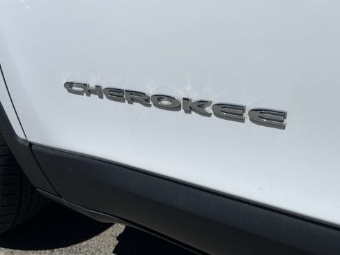 Used 2021 Jeep Cherokee Limited w/ Trailer Tow Group AWD/4WD image 30