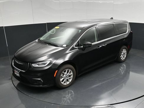 Used 2023 Chrysler Pacifica Touring-L FWD image 50