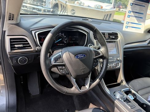 Used 2019 Ford Fusion SEL FWD image 12