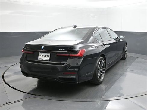 Used 2022 BMW 740i xDrive w/ M Sport Package image 11