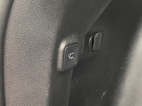 Used 2019 Jeep Cherokee Limited AWD/4WD image 16