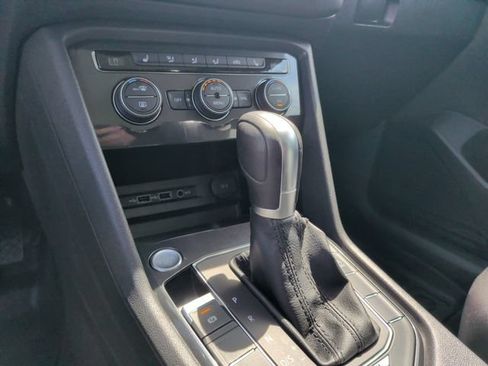 Used 2018 Volkswagen Tiguan SEL AWD/4WD image 22