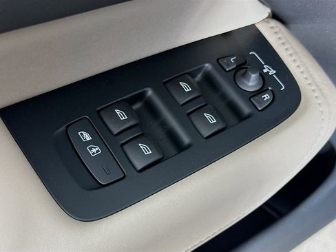 Certified 2026 Volvo XC60 B5 Plus w/ Protection Package Premier image 18