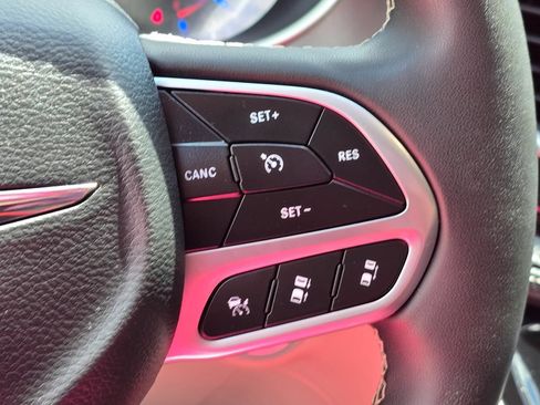 Used 2024 Chrysler Pacifica Limited FWD image 28