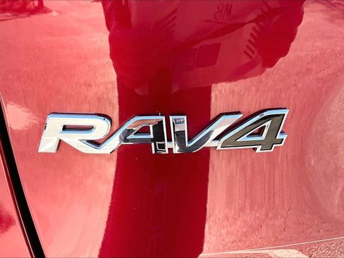 Used 2022 Toyota RAV4 XLE Premium image 30