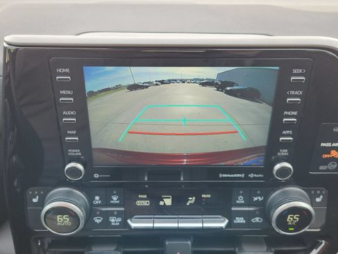 Used 2021 Toyota Highlander XLE FWD image 21