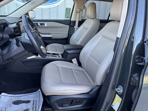 Used 2022 Ford Explorer XLT w/ Equipment Group 202A image 12