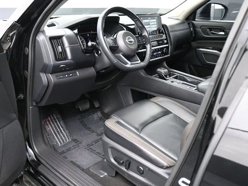 Used 2024 Nissan Pathfinder SL w/ SL Premium Package image 2