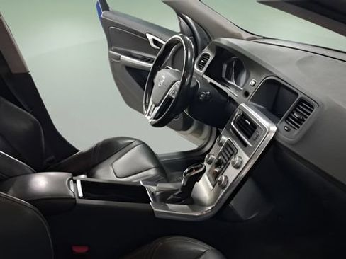 Used 2018 Volvo V60 T5 Dynamic w/ Vision Package FWD image 12