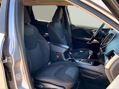 Used 2017 Jeep Cherokee Latitude w/ Comfort/Convenience Group image 7