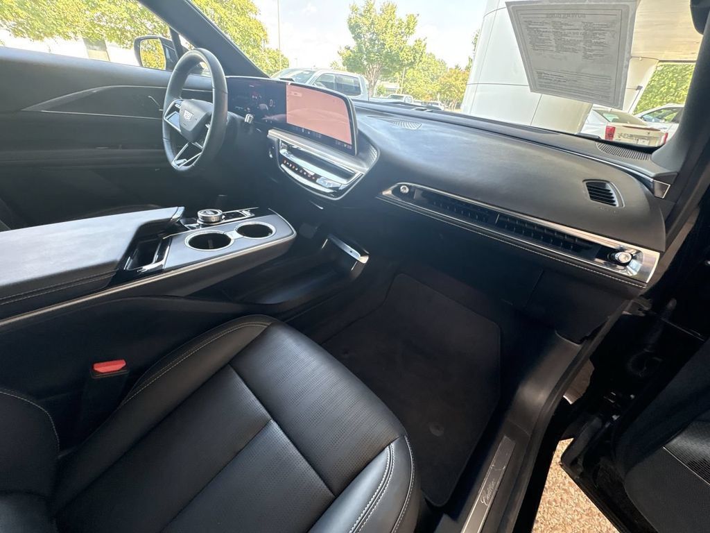 Certified 2024 Cadillac Lyriq Luxury AWD/4WD image 30
