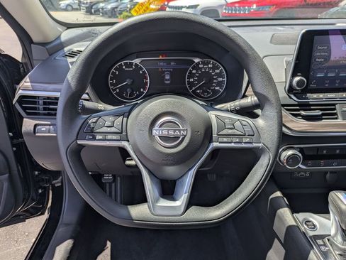 Used 2025 Nissan Altima 2.5 SV FWD image 18