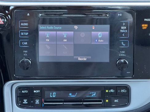 Used 2017 Toyota Corolla LE image 13