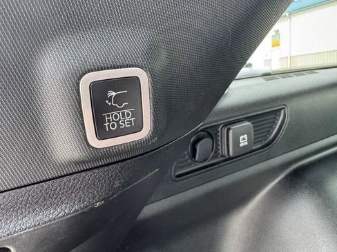 Used 2023 Jeep Grand Cherokee Altitude image 32