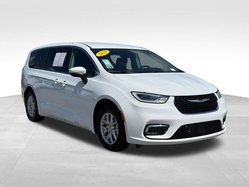 Used 2023 Chrysler Pacifica Touring-L FWD image 31