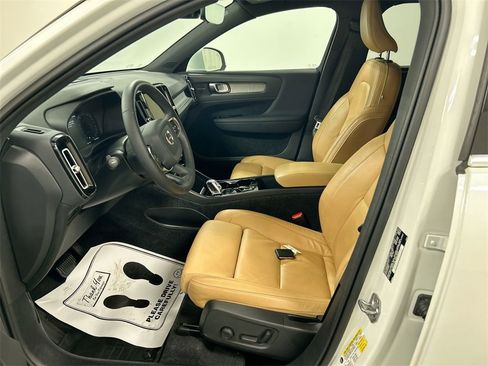 Used 2022 Volvo XC40 T5 Inscription w/ Advanced Package image 9