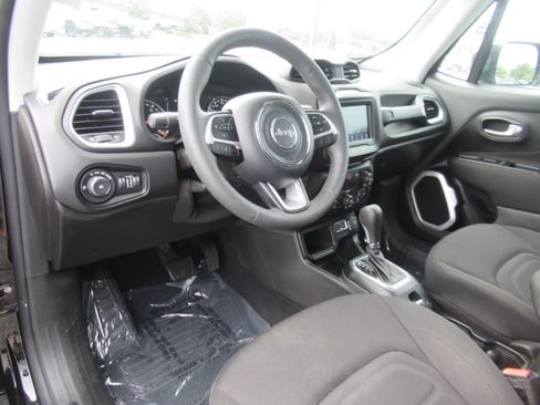 Used 2020 Jeep Renegade Latitude FWD image 17