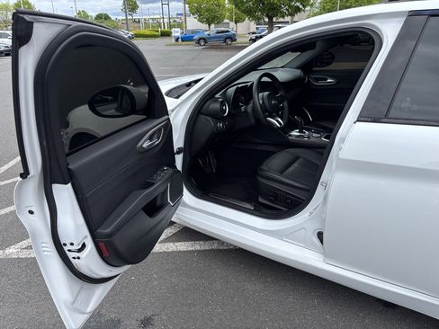 Used 2022 Alfa Romeo Giulia Ti AWD/4WD image 27