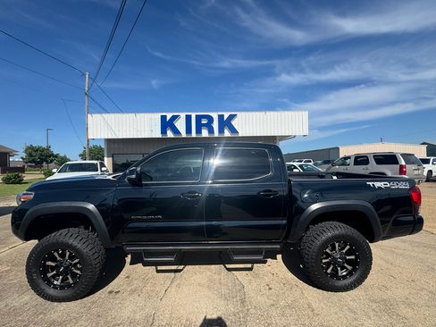 Used 2018 Toyota Tacoma TRD Off-Road w/ Technology Package image 2