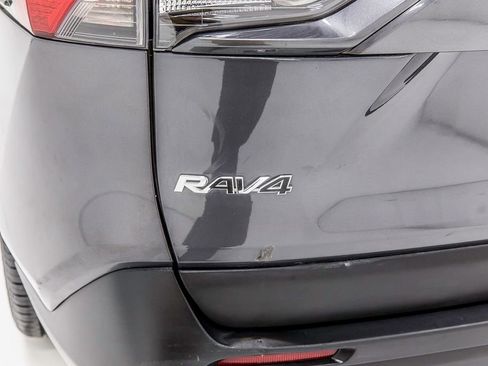 Used 2020 Toyota RAV4 XLE Premium image 5