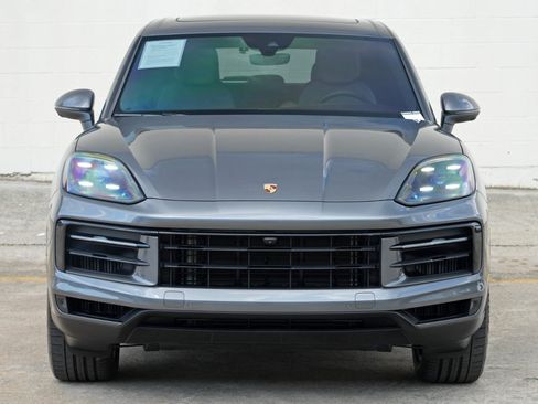 Used 2025 Porsche Cayenne AWD/4WD image 48