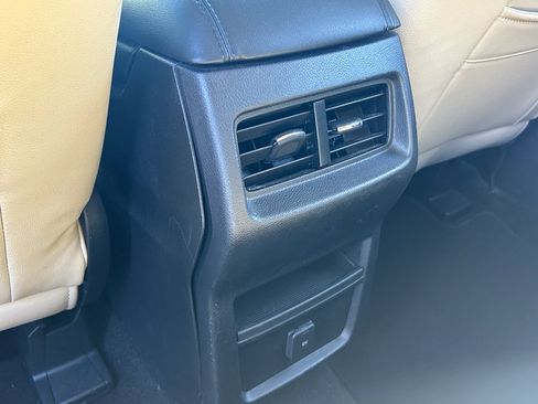 Used 2019 Ford Edge SE image 25