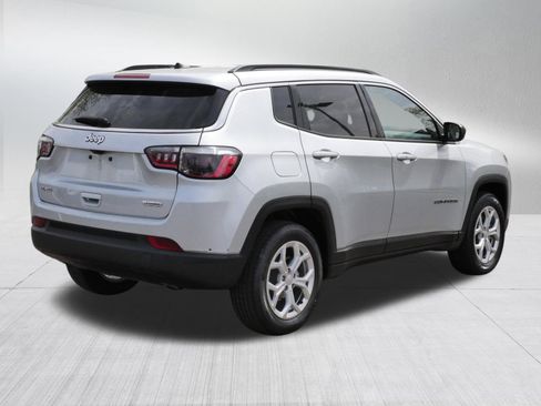 Used 2024 Jeep Compass Latitude AWD/4WD image 7