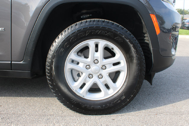 Used 2024 Jeep Grand Cherokee Laredo RWD image 37