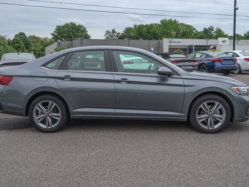 Used 2024 Volkswagen Jetta SE FWD image 9