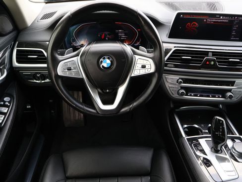Used 2022 BMW 740i image 10