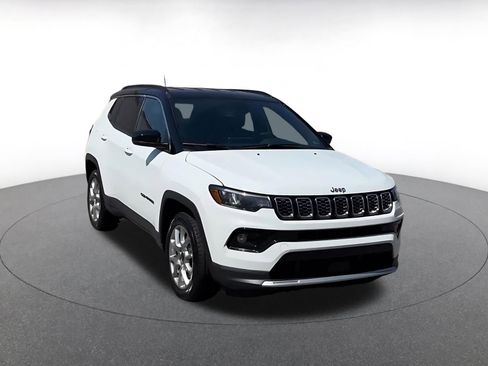 Used 2025 Jeep Compass Limited AWD/4WD image 3
