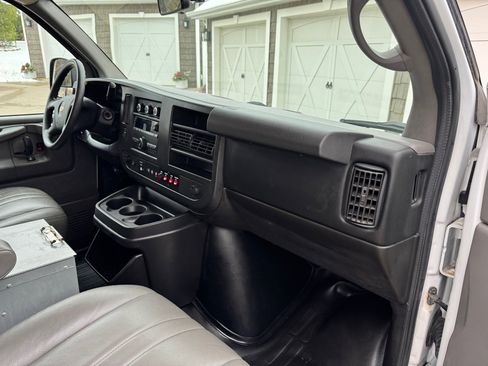 Used 2015 Chevrolet Express 2500 image 18