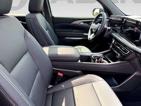 New 2026 Chevrolet Traverse LT w/ Sun and Wheel Package FWD image 13