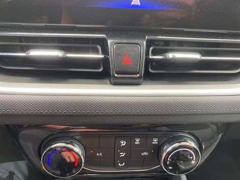 Used 2025 Chevrolet TrailBlazer LT FWD image 28