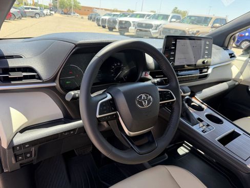 Used 2021 Toyota Sienna XLE FWD image 33