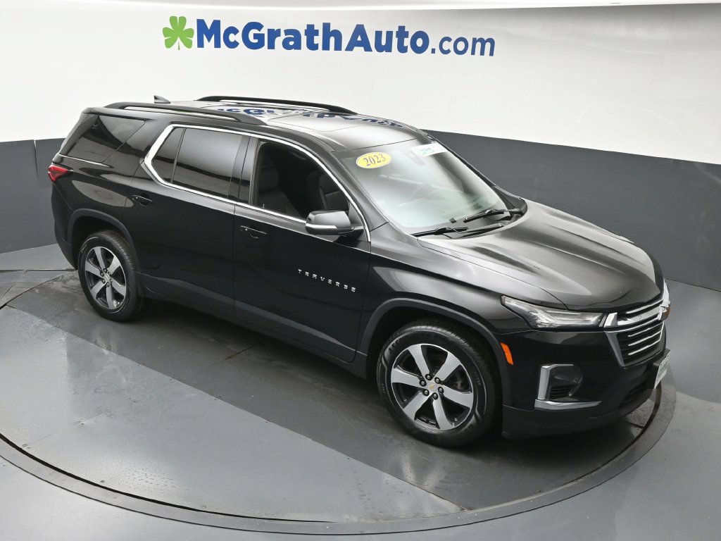 Used 2023 Chevrolet Traverse LT w/ LT Premium Package AWD/4WD image 3