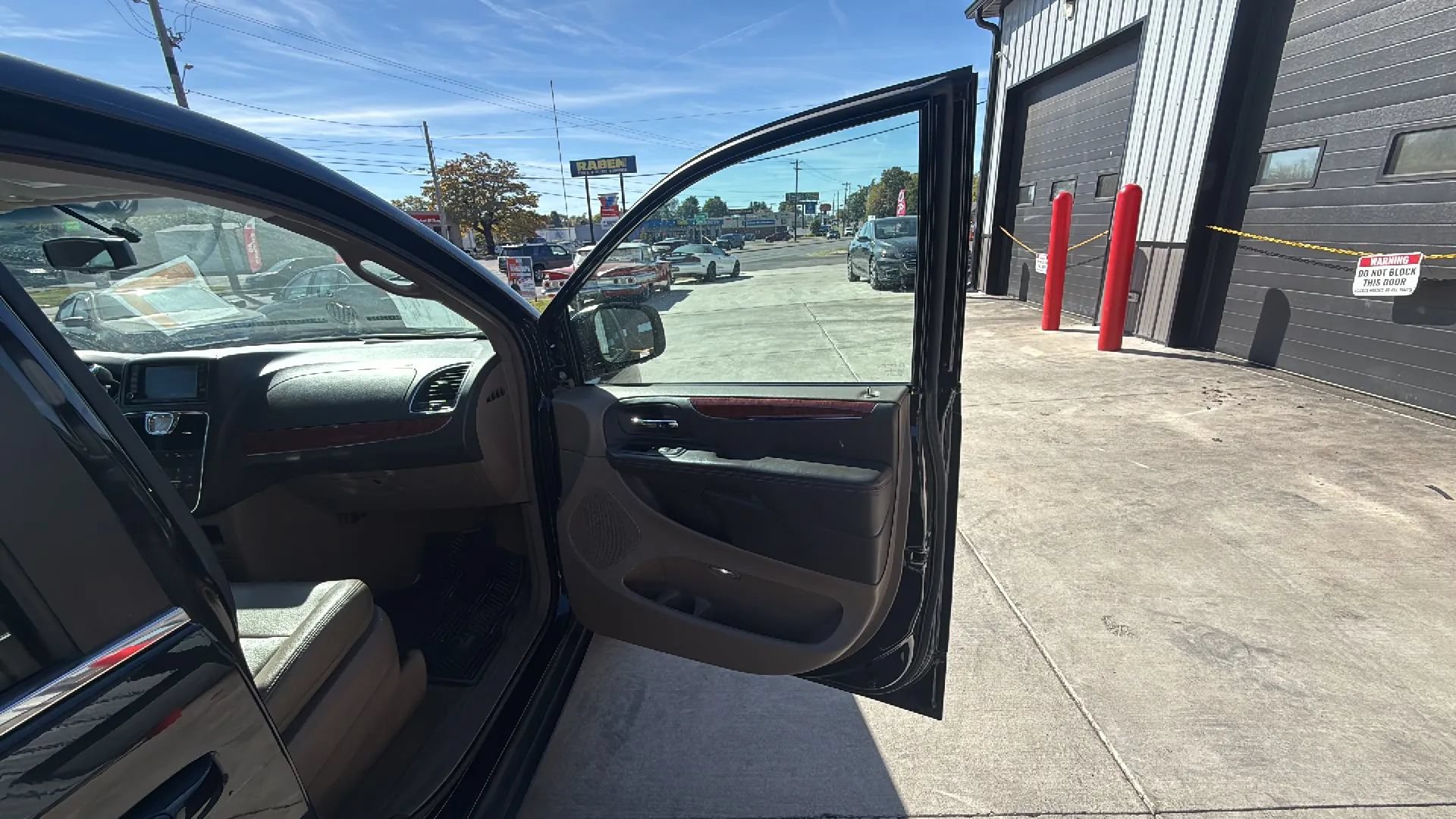 Used 2014 Chrysler Town & Country Touring FWD image 21