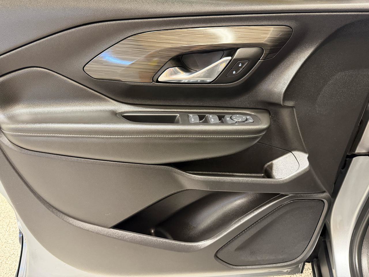 Used 2024 GMC Terrain SLE w/ Driver Convenience Package FWD image 13