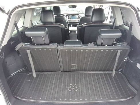 Used 2019 Toyota Highlander SE image 22