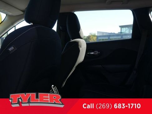 Used 2015 Jeep Cherokee Latitude w/ Cold Weather Group image 41