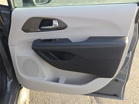 Used 2023 Chrysler Pacifica Touring-L image 9