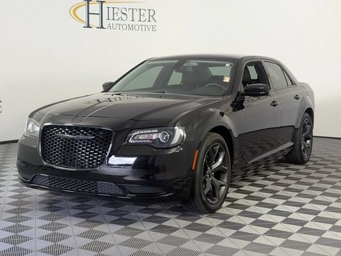 Used 2022 Chrysler 300 Touring w/ Sport Appearance Package RWD image 4