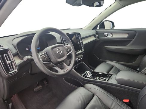 Used 2023 Volvo XC40 B5 Plus image 10
